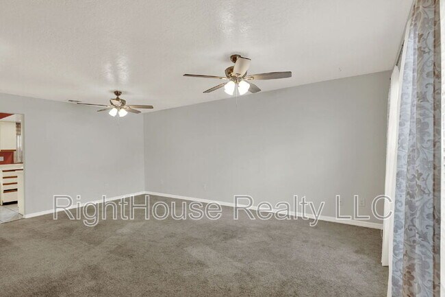 Foto del edificio - 3267 Forest Oaks Ct