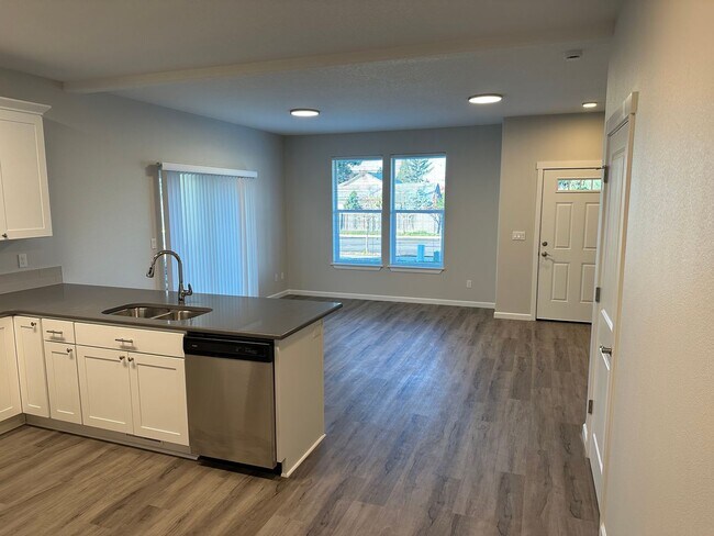 Foto del edificio - New 3 Bed / 2.5 Bath Duplex! $250 Amazon G...