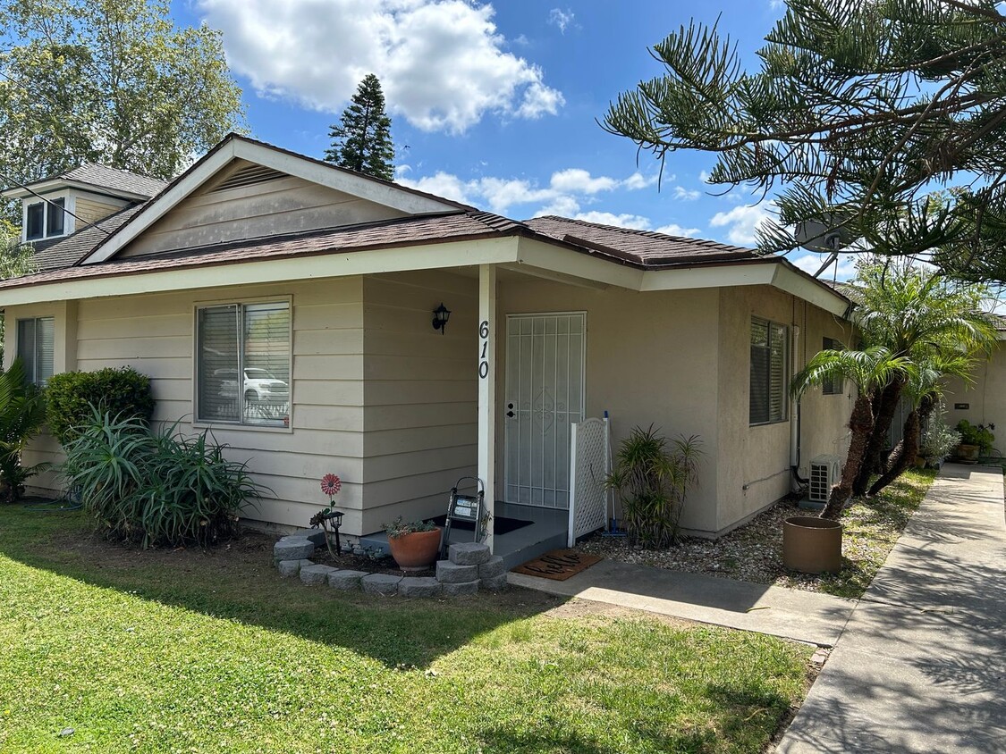 Adorable 2 Bed 1 Bath Duplex Unit in Orange Near Old Towne Orange - Adorable 2 Bed 1 Bath Duplex Unit in Orange Near Old Towne Orange