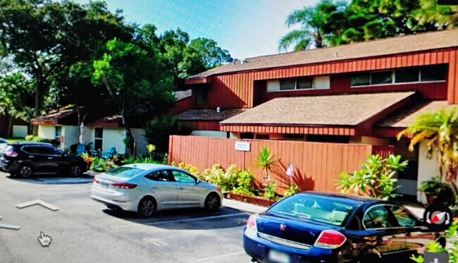 Building Photo - 3 Bedroom Townhome with Community Pool/ Tennis Courts