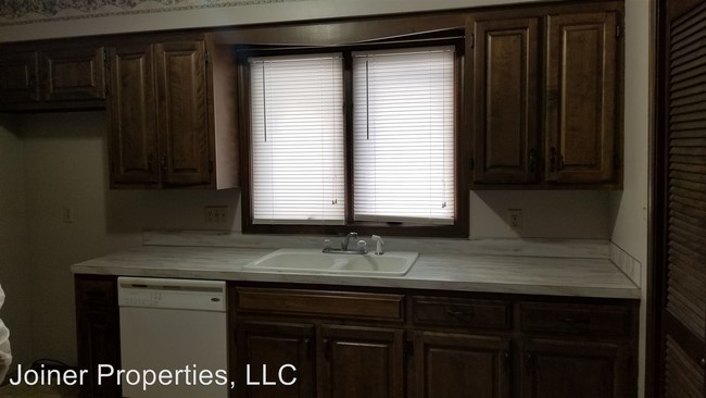 Foto del edificio - 1402 Cherry Ln