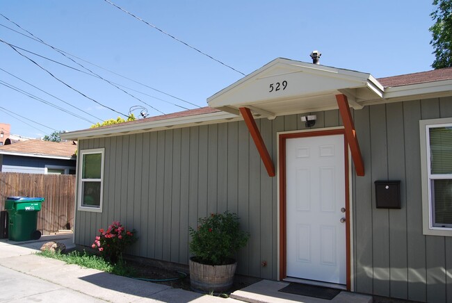 Building Photo - Cute 2 BR 1 BA Home in Midtown!