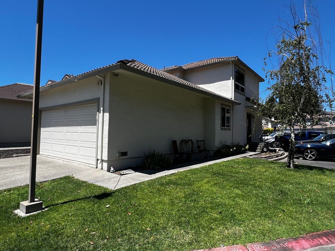 Foto principal - Modern 3 Bed / 2 Bath End Unit Home for Re...