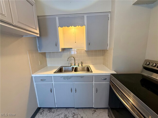 Building Photo - 912 E Archwood Ave