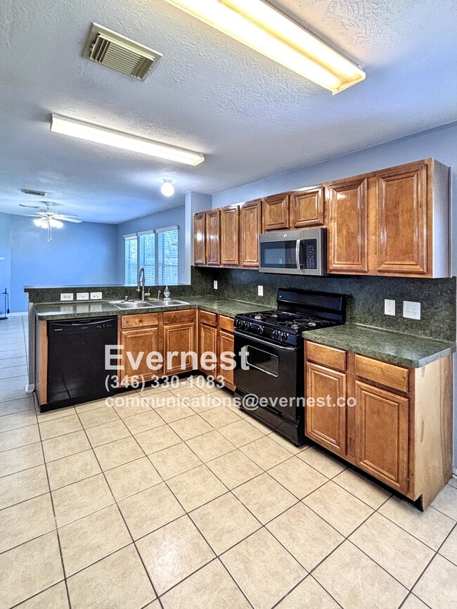 Foto del edificio - 3-Bedroom Home with Scenic Community Ameni...