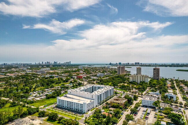 Building Photo - Biscayne 112