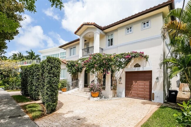 Foto del edificio - 4435 N Bay Rd