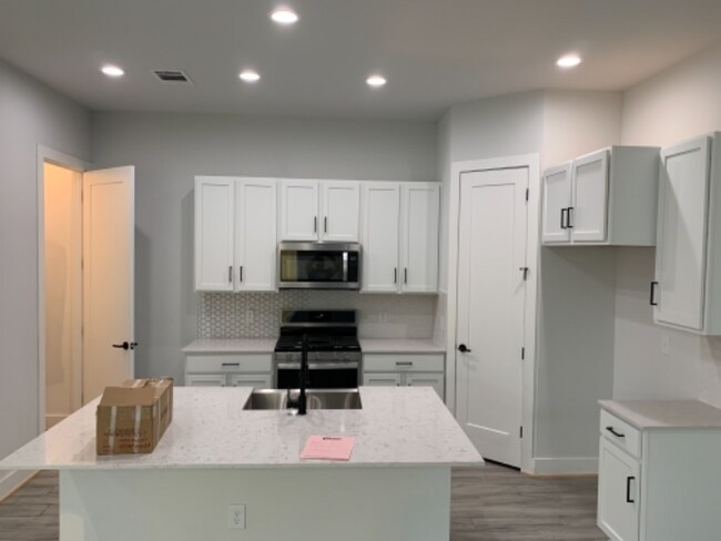 Building Photo - 6410 Auburn Dr