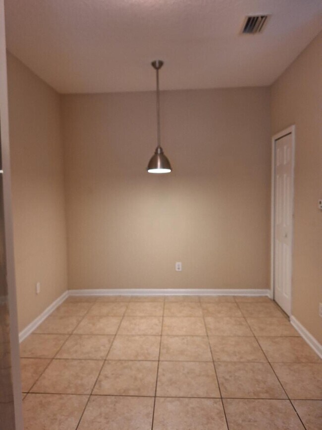 Foto del edificio - 3 bedroom in Jacksonville FL 32256