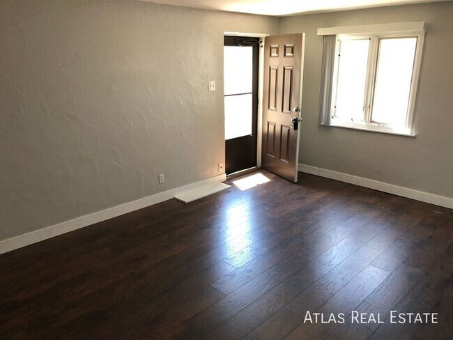 Building Photo - 2 Bed Apartment w/ Private Backyard!