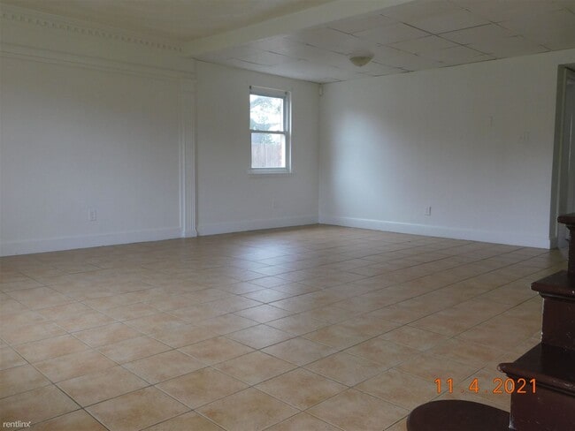 Building Photo - 3 br, 1.5 bath Townhome - 879 S Club House...