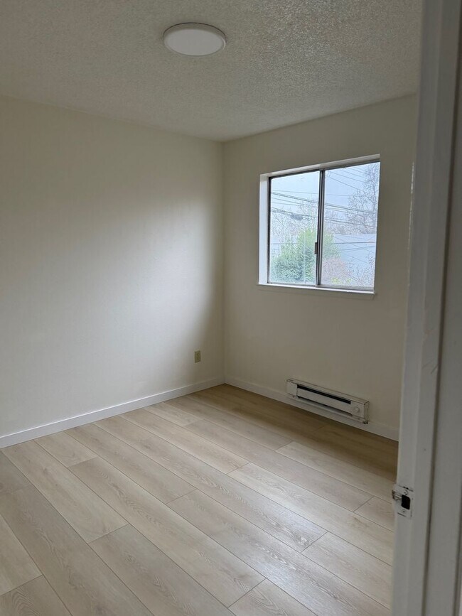 Building Photo - Cozy 2-Bedroom Downtown Sacramento Unit- 2nd floor