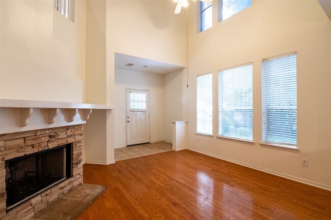 Foto del edificio - 16 Scarlet Woods Ct