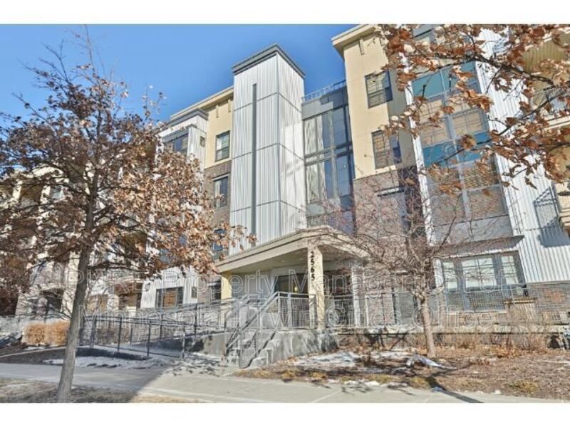 Primary Photo - 2565 Franklin Ave
