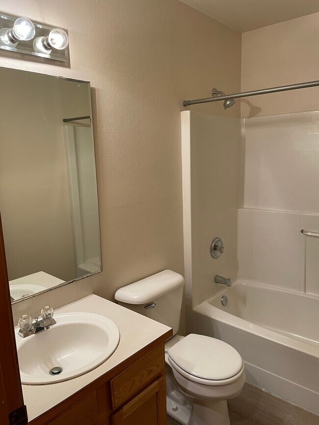 Foto del edificio - Spacious 3 bedroom 2 bathroom unit in Lake...