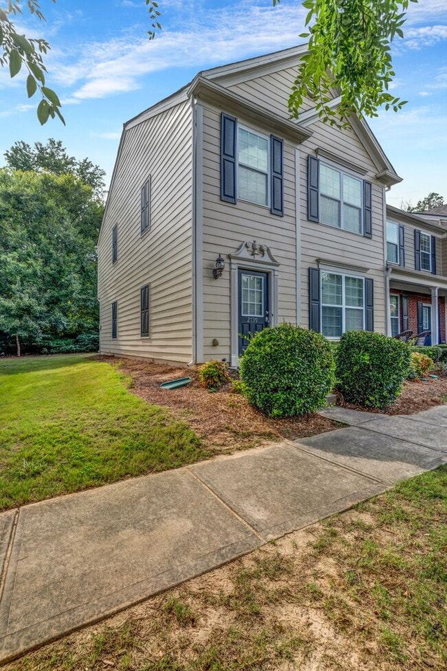 Building Photo - SPACIOUS 3 BEDROOM TOWNHOME