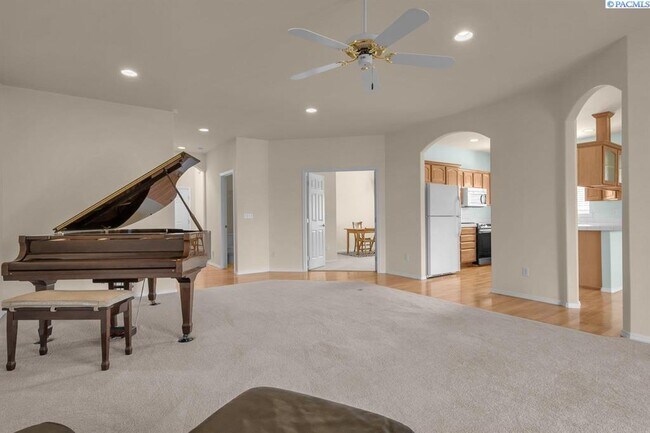 Building Photo - 2,400sf Low Maintenance, Best S Richland L...