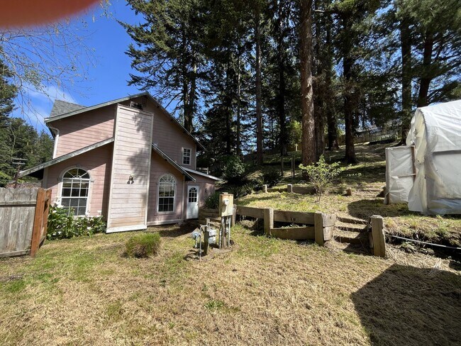 Foto del edificio - Custom 2-story Humboldt Hill home features 3-car garage, spacious pet-friendly yard
