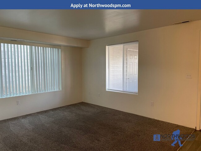 Building Photo - Nice 2 Bedroom 1 Bath Apartment