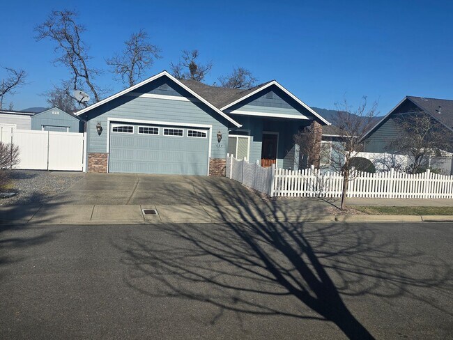 Building Photo - 3 bed 2 bath Home for Rent in Grants Pass