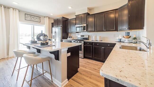 Elegant Kitchen - 606 International Road W