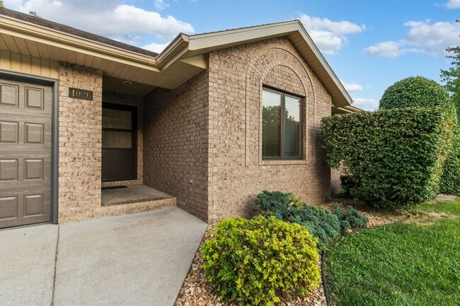 Foto del edificio - All brick home in Glendale schools!