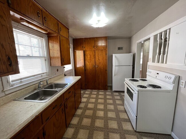 Foto del edificio - Steps from Kansas State University! Spacious 4-Bedroom Duplex