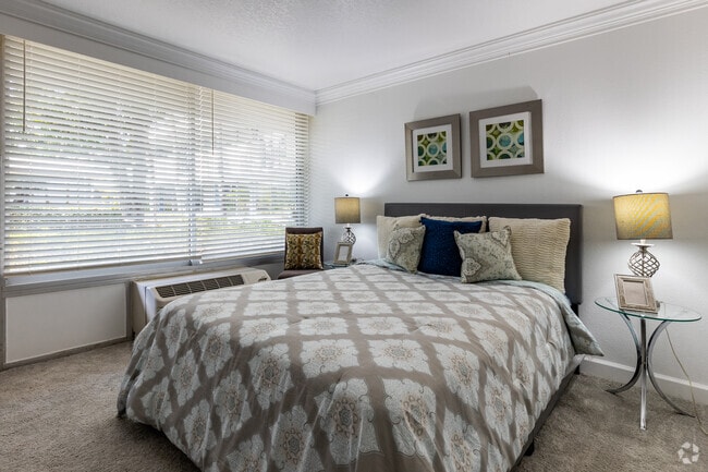 1HAB, 1BA - 700 ft² - Maingate Village, LLC