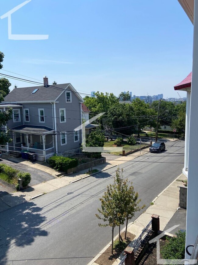 Foto del edificio - Beautiful 3 Bedroom Apt.