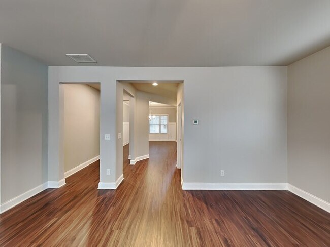 Building Photo - One Month Free! Move in by 4.15 This house...