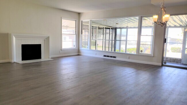 Foto del edificio - 24500 University Ave