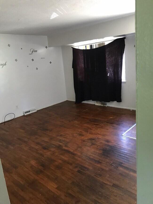 Building Photo - 1502 Lake Forest Dr