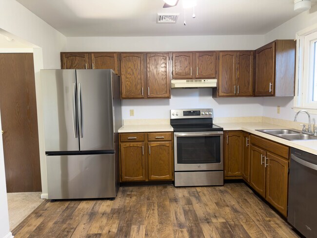 Building Photo - 2231 Donough Dr