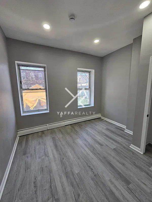 Foto del edificio - 3 bedroom in BROOKLYN NY 11207