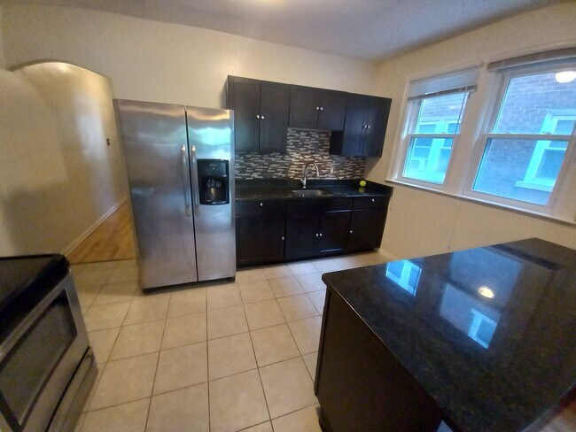 Building Photo - 837 Beaconsfield Ave