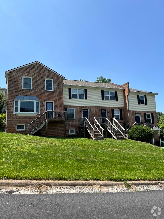 Barracks Rugby Apartments for Rent with Parking Charlottesville, VA