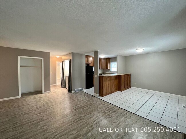 Building Photo - Updated Upper Level Unit With Many Utiliti...