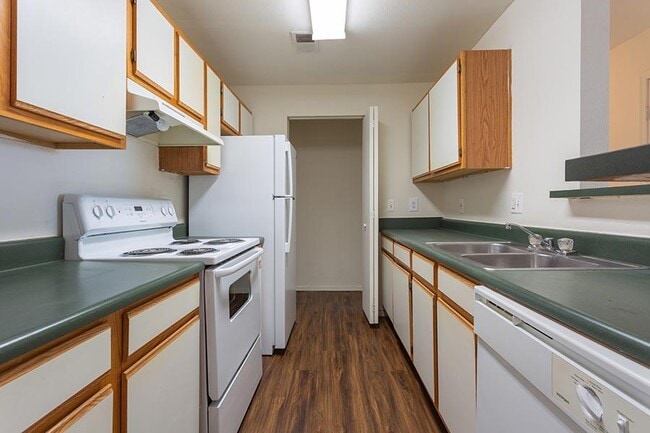 Building Photo - Cottonwood Apartment Homes