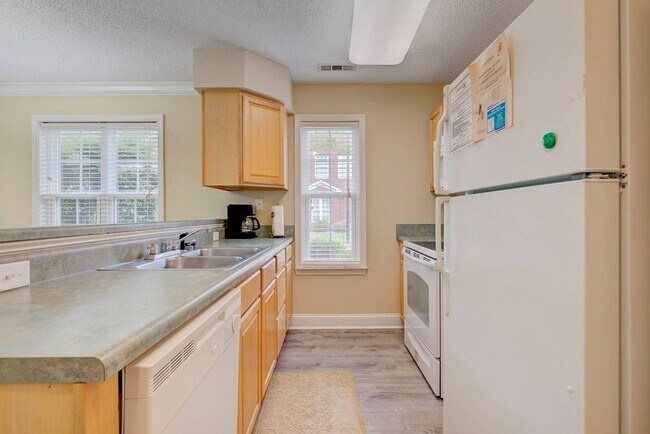 Foto del edificio - Pet-Friendly Winter Rental - 2 Bedroom Townhouse - Walk to Beach -  Available November 1, 2025 th...