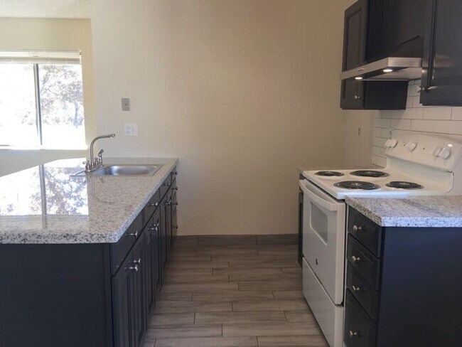 Foto del edificio - Upstairs 2 Bedroom - Carport / Washer-Drye...