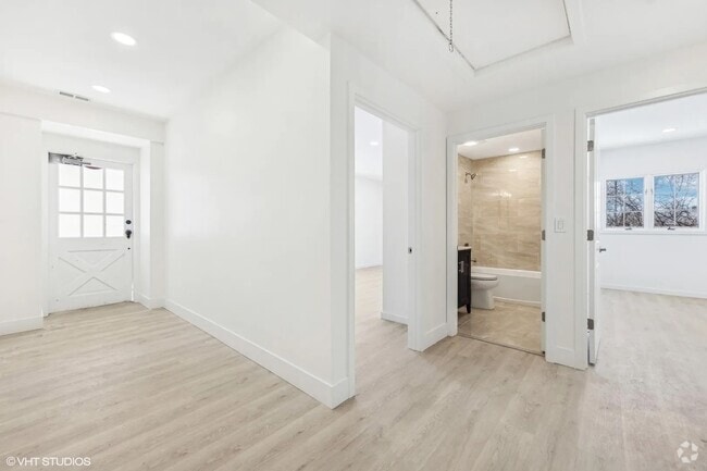 Building Photo - 304 S Hager Ave