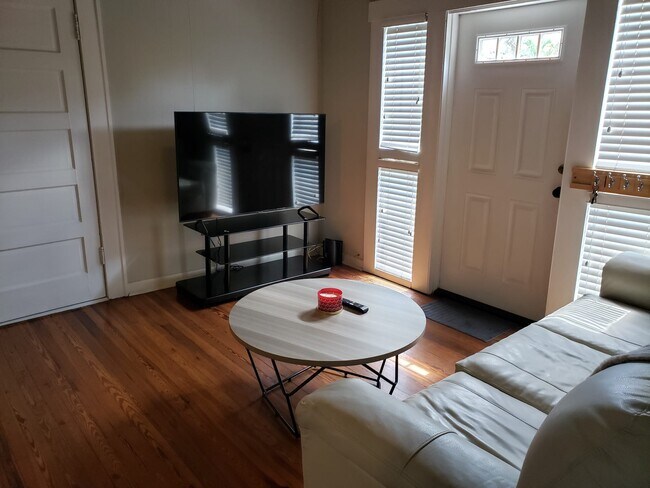 Entrance sitting area - 1004 W Swann Ave