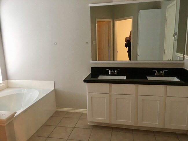 Master bathroom - 4003 Santa Susana