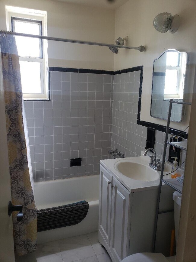 Building Photo - 6730 Clyde St