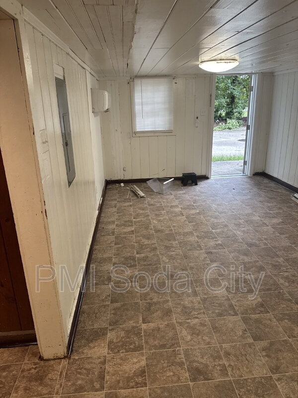 Building Photo - 211 E Brooks St