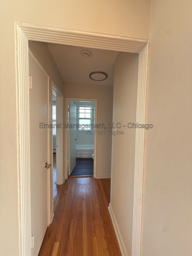 Building Photo - 2425 W Berwyn Ave