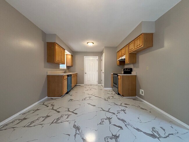 Building Photo - Available Now Beautiful 3 bedroom 2 full b...