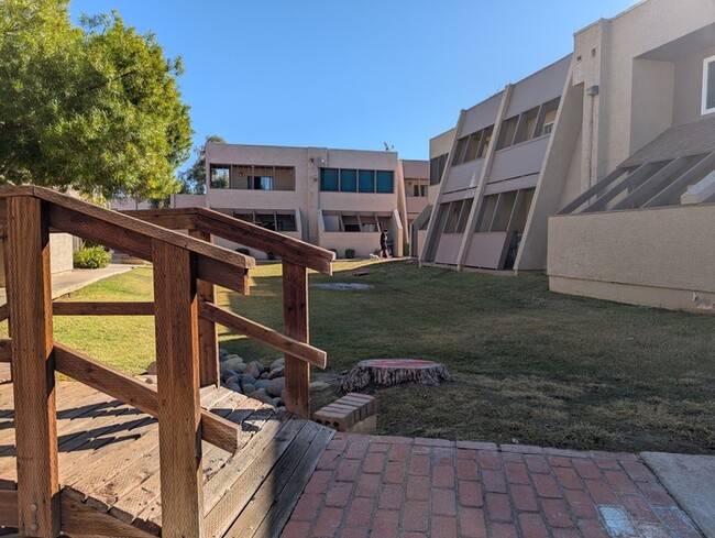 Foto del edificio - Los Prados Townhome with in unit laundry