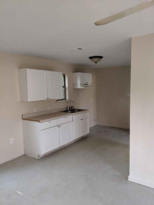 Building Photo - 2606 Weller Ave