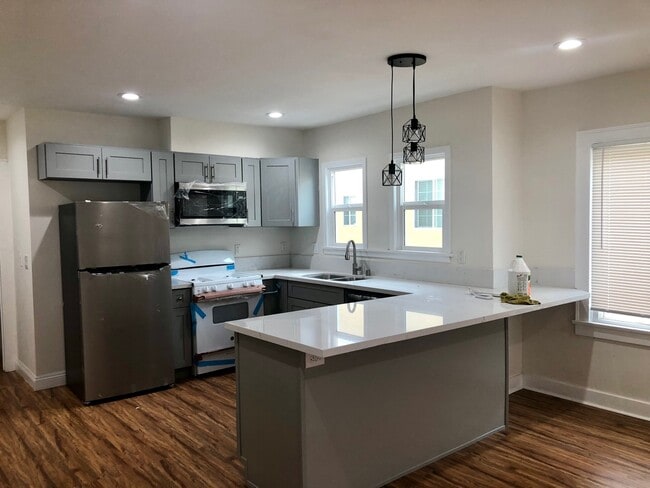 Building Photo - 256 S Alexandria Ave